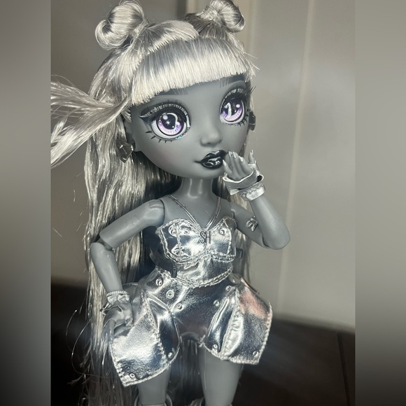 Rainbow High/Shadow High Luna Madison - Picture 3 of 9